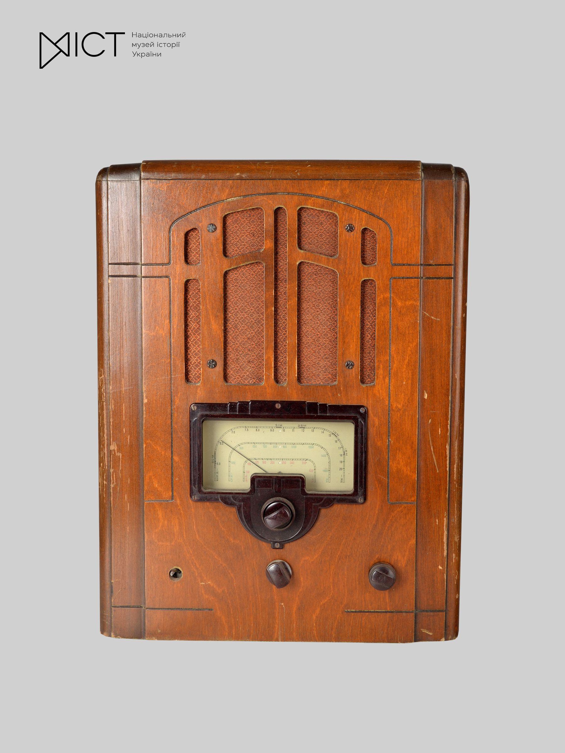 Радіоприймач_мережевий_ламповий_6Н_1_СРСР,_1938р.jpg